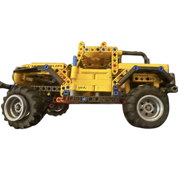 LEGO Technic Jeep Wrangler Rubicon Building Toy Car Vehicle Yellow Assembled - Picture 1 of 6